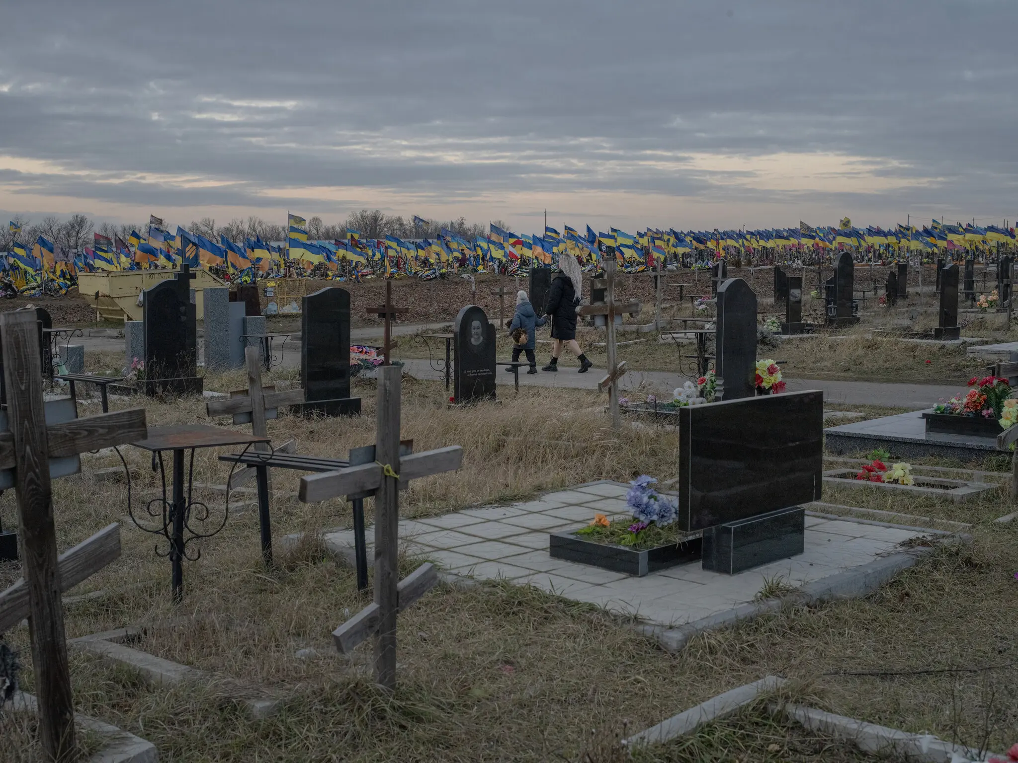 Скорботні українці звертаються за підтримкою до «духівниць смерті»